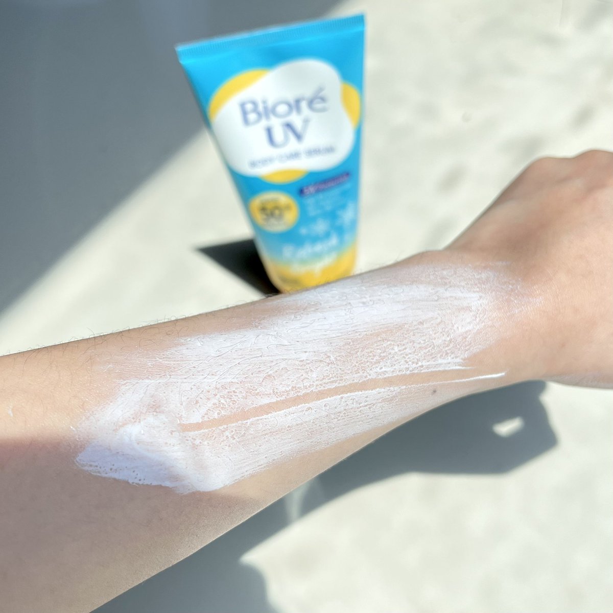 ป้ายยาาาากันแดด Biore UV Body Serum สูตร Refresh Bright สูตรที่ใช้ประจำทุกวัน อยากให้ทุกคนลอง เหมาะกับอากาศร้อนแดดแรงๆๆ ที่ทำให้แสบผิวตลอดมาก เนื้อบางเบา เกลี่ยง่าย ไม่เหนียวตัว ทาแล้วรู้สึกสดชื่น ผิวแบบเย็นลง -2.7 องศา ไม่เป็นคราบติดเสื้อด้วย อีกอย่างปรับผิวไบร์ทขึ้น ชอบมากง่ะะะ! ต้องไปลองงงงง #Biore #BioreUVBodySerum #กันแดดตัวจริง #เบาสบายไม่ทิ้งคราบเหลือง