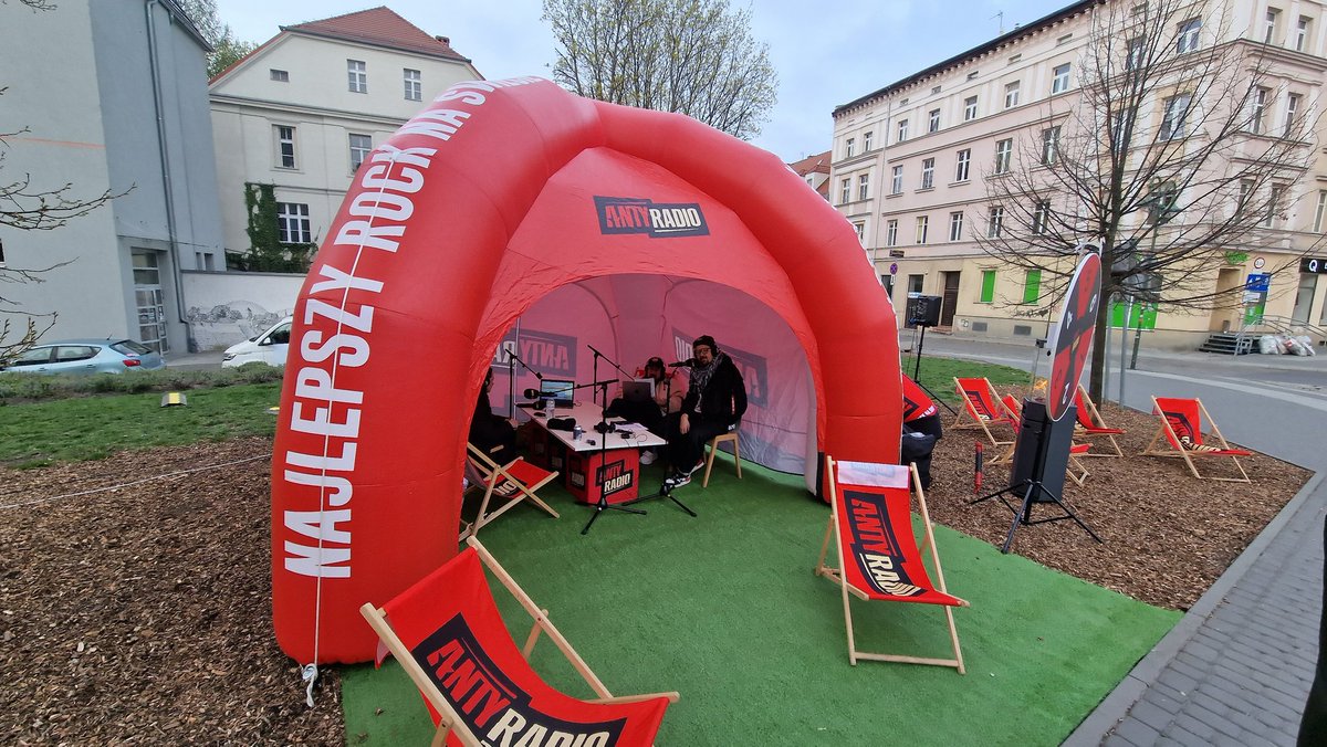Nadajemy na żywo z Opola!

Zapraszamy na skwer u zbiegu ul. Osmańczyka i pl. Kopernika w Opolu 🎸

Dla odwiedzających nas będziemy mieli unikalny antyradiowy merch oraz darmową kawę!  ✨️ #antyradio
