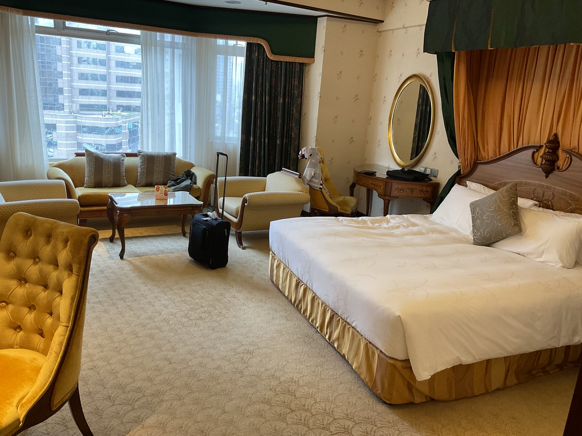 1. Nhỏ bạn làm thu mua cho 1 siêu thuỵ bên Mỹ  kể, có lần công ty cần món mới là cá ngừ ngâm muối đóng hộp, cô gửi thư cho một cty thuỷ sản Việt Nam. 2 hôm sau, cô nhận được trả lời “Dear X, chúng tôi chỉ có cá ngừ ngâm dầu. Lê Văn Tèo”. Cô gửi 2-3 công ty