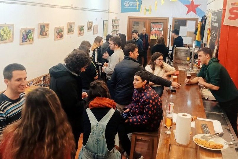 Anonima_Clot's tweet photo. Avui divendres la @PEToraBlava obre l'Anònima a partir de les 18:00. Passeu a fer-hi un beure i a decidir les properes sortides! ⛰️🍻 https://t.co/agMZbGF76t