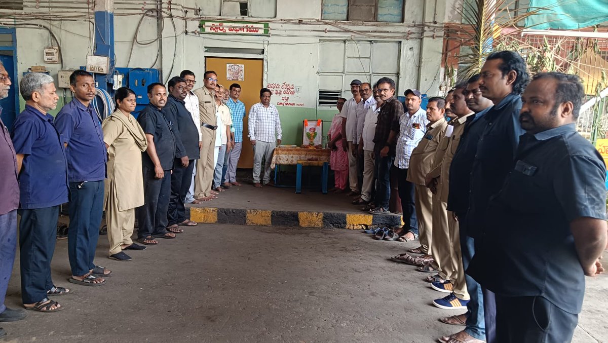 dmmngrtgsrtc's tweet photo. Honoring the legacy of Mahatma Jyotiba Phule on his birth anniversary at Manuguru Depot — a true pioneer of social reform, education, and equality."
మానుగూరు డిపోలో మహాత్మా జ్యోతిబా ఫూలే జయంతి వేడుకలు – సమానత్వం, విద్యా, సామాజిక పునరుద్ధరణకు మార్గదర్శకునికి ఘన నివాళి." https://t.co/dHl07Gu5Cd