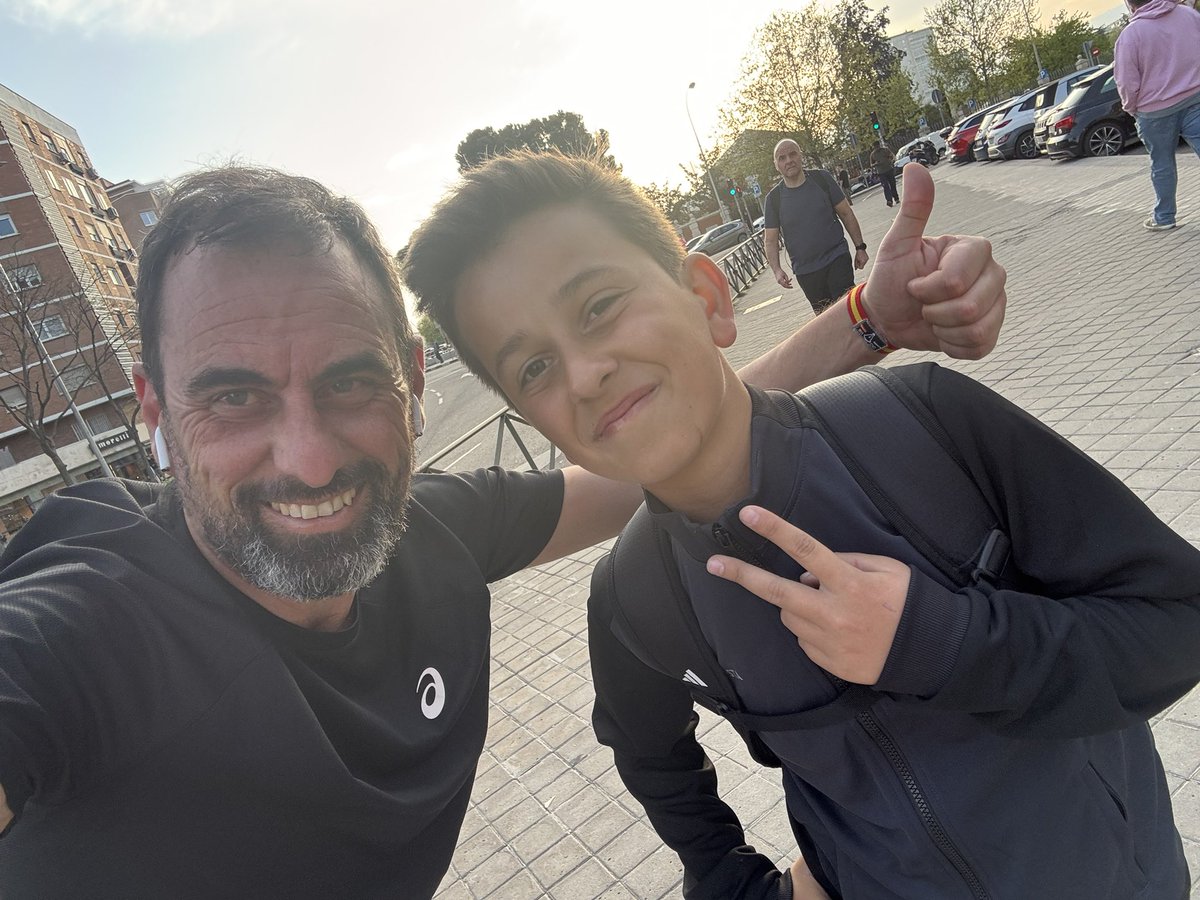 AngelSanchezG_'s tweet image. Me he encontrado a mi amigo @9julianalvarez y me he hecho un #selfie. #trainingmotivation #trainingjuntos #DePadresAHijos @Atleti
