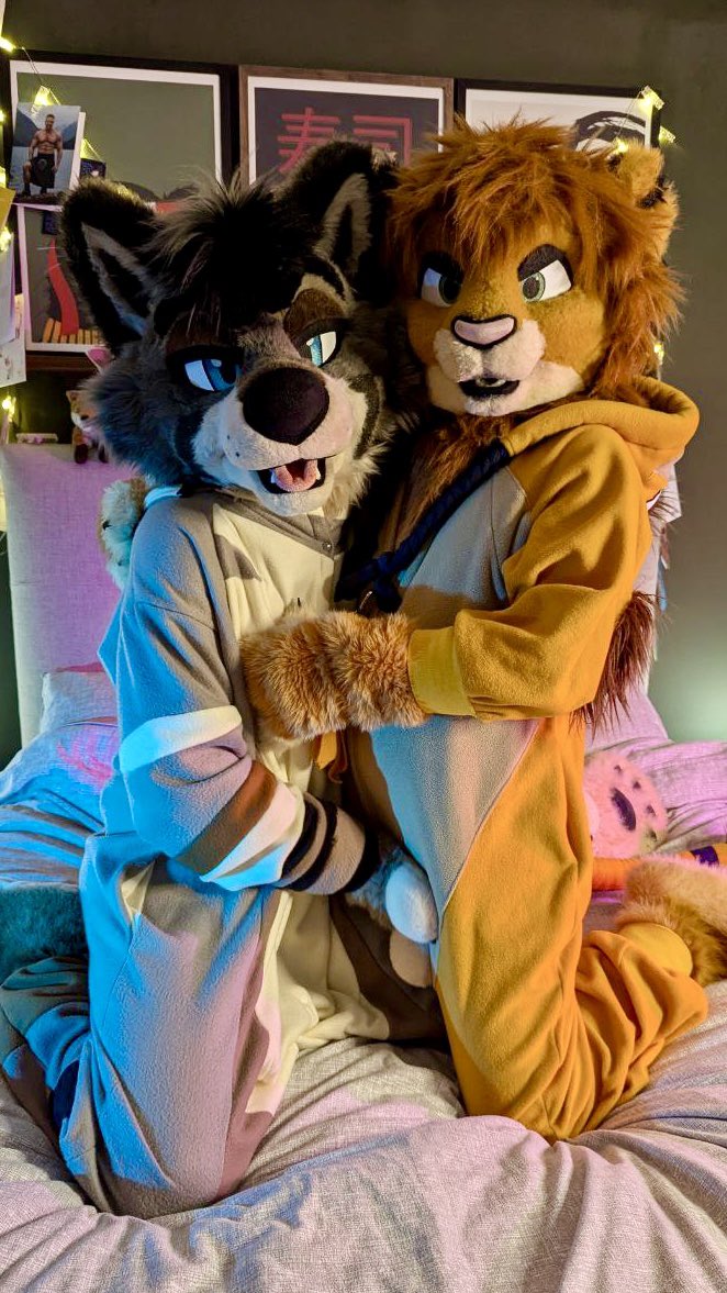 Sleepover kigu party when?

#FursuitFriday 
🦁 <a href="/TamariLion/">Tamari 🦁</a>