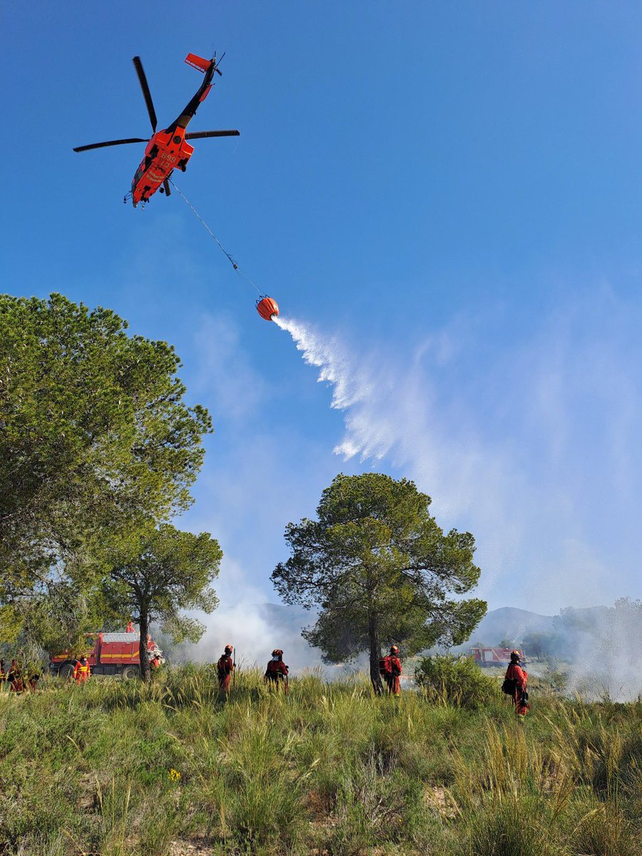 Defensagob's tweet image. El #BIEM3 de la @UMEgob retoma su adiestramiento frente a incendios forestales 🌳🔥 con maniobras clave: ataque directo, autoprotección y helitransporte. 
Los efectivos perfeccionan técnicas con herramientas manuales y el nuevo dron #SVMAC.