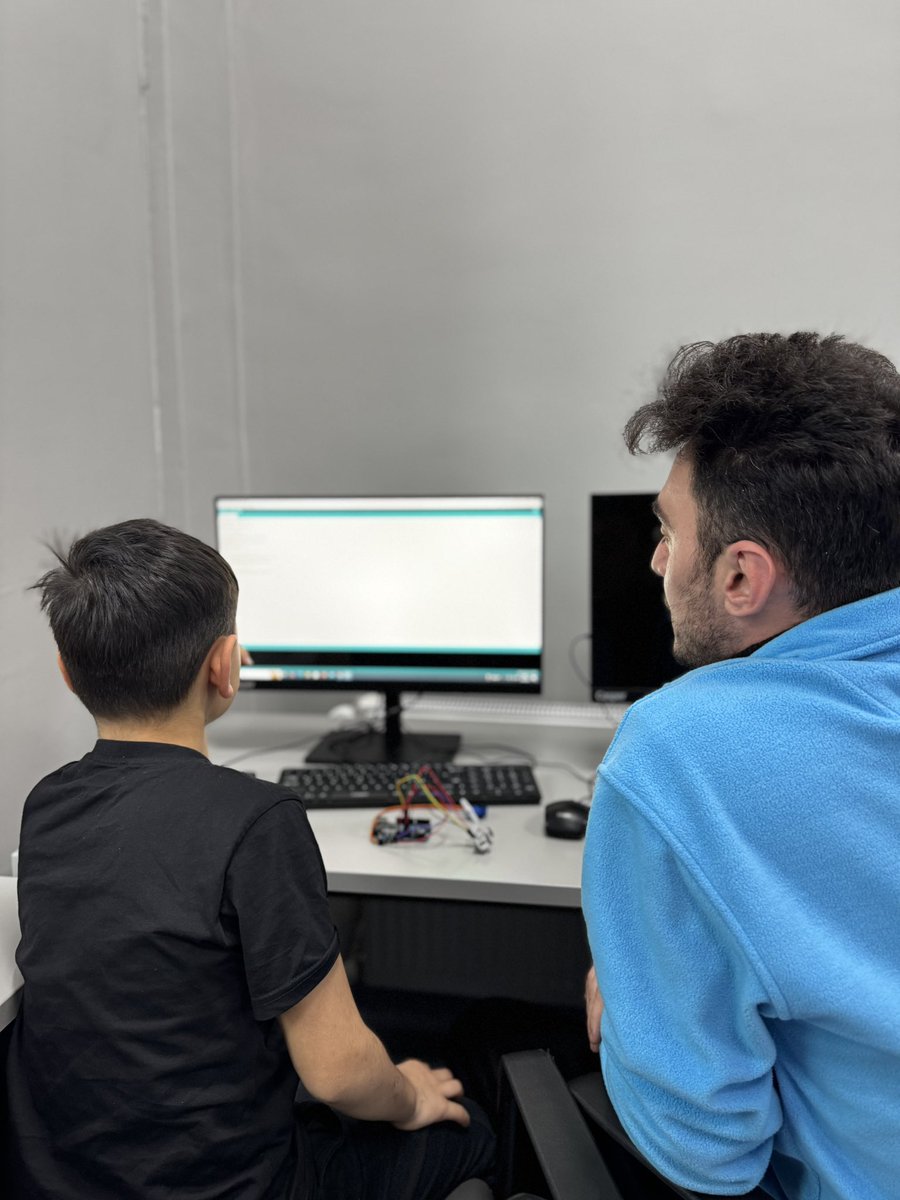 GSB_FindikliGM's tweet photo. 🔴Robotik Kodlama Kursu 
Tüm kurslar ve etkinlikler ile ilgili detaylı bilgi için gençlik merkezine bekliyoruz. https://t.co/HUcH20FA2x