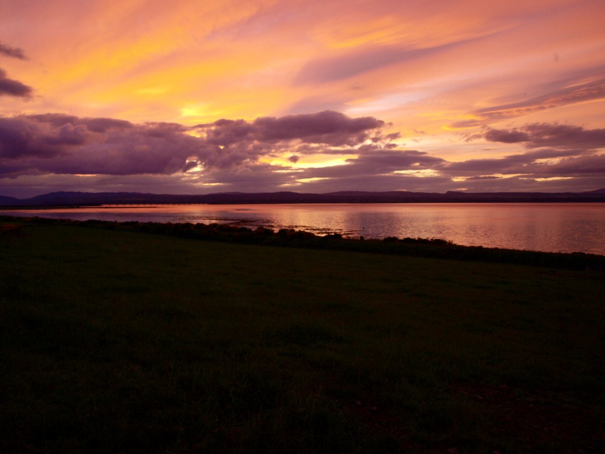 DRnaturegirl's tweet photo. Good morning. I nearly caught the sunrise today as the doggie had me up for her constitutional before 6am. Not spectacular enough for a photo capture so I’m posting this old picture of a Cromarty Firth sunset instead.

Happy Friday.

#Scotland
#Cromartyfirth
#sunset https://t.co/zDSOMLAeap