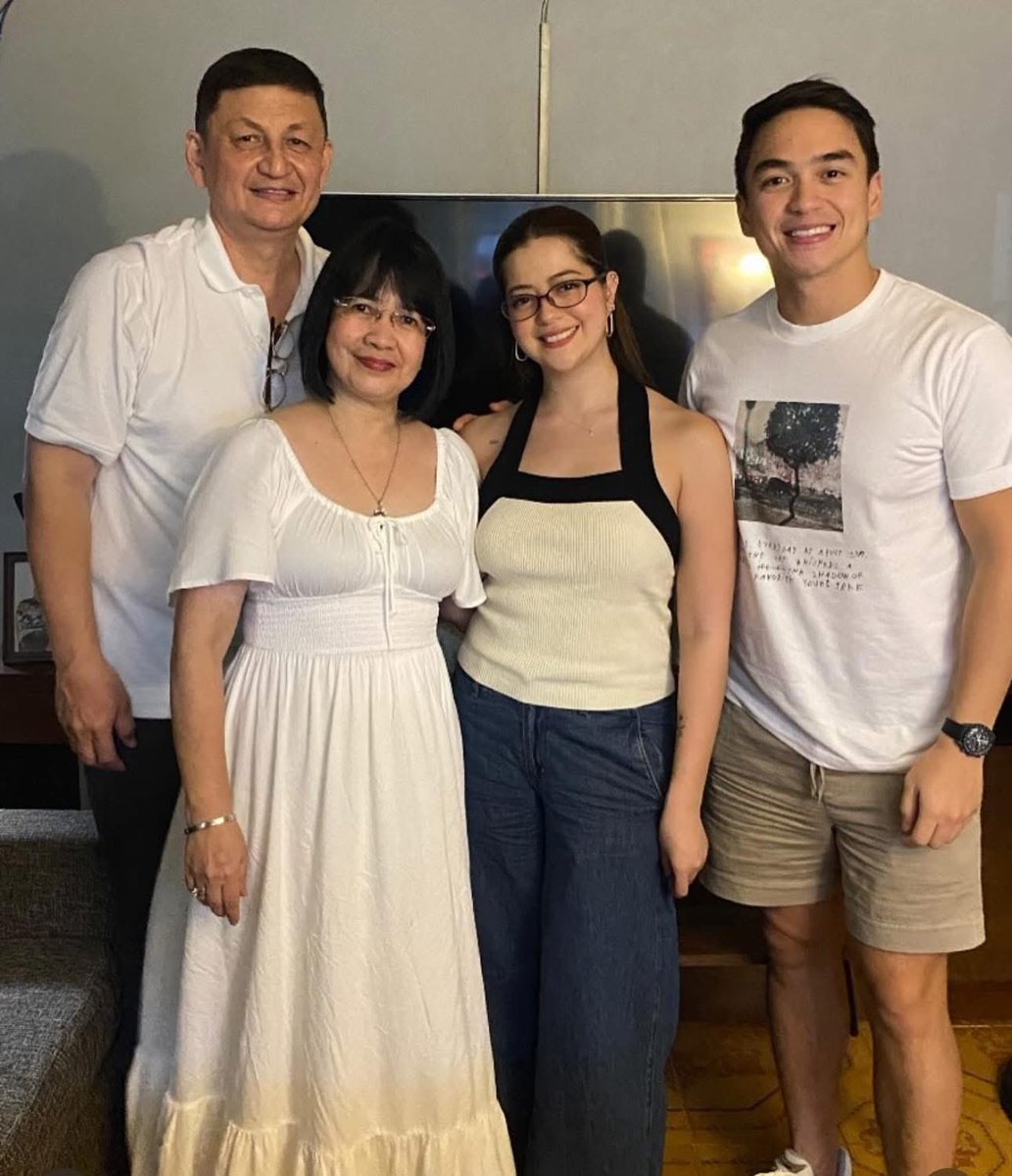 MegaKapamilya's tweet photo. GRABE MEET THE PARENTS NA SILA? 🥹❤️

Ipinakilala na ni Dominic Roque si Sue Ramirez sa kanyang mga magulang! Spotted ang masayang bonding moment nila!

(📸 | krazyfor.dominsue) #MEGAkapamilya #DomSue #DominicRoque #SueRamirez https://t.co/ouV4lsZ6Qo