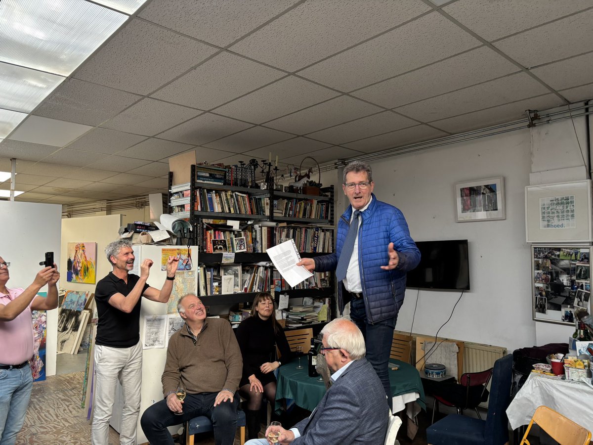 Leden van Gouda Positief en Gemeentebelangen Gouda hebben gisterenavond onder leiding van Jan van Lokhorst een mooi schilderij in elkaar gezet. Het heet ‘gesprek met de stad’. Veel creativiteit en verbinding gezien. #sterklokaalsamenvooruit