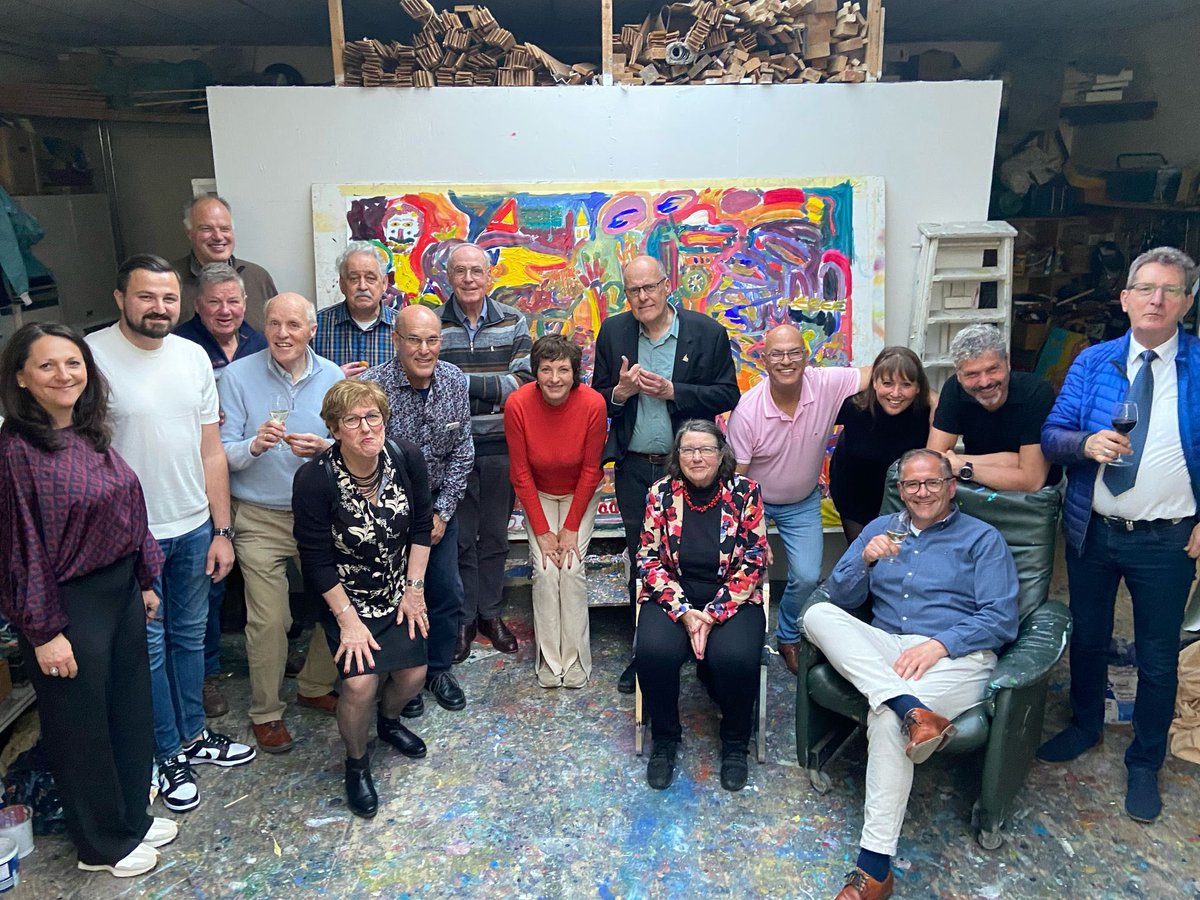 GoudaPositief's tweet photo. Leden van Gouda Positief en Gemeentebelangen Gouda hebben gisterenavond onder leiding van Jan van Lokhorst een mooi schilderij in elkaar gezet. Het heet ���gesprek met de stad’. Veel creativiteit en verbinding gezien. #sterklokaalsamenvooruit https://t.co/Ua4kb9Akup