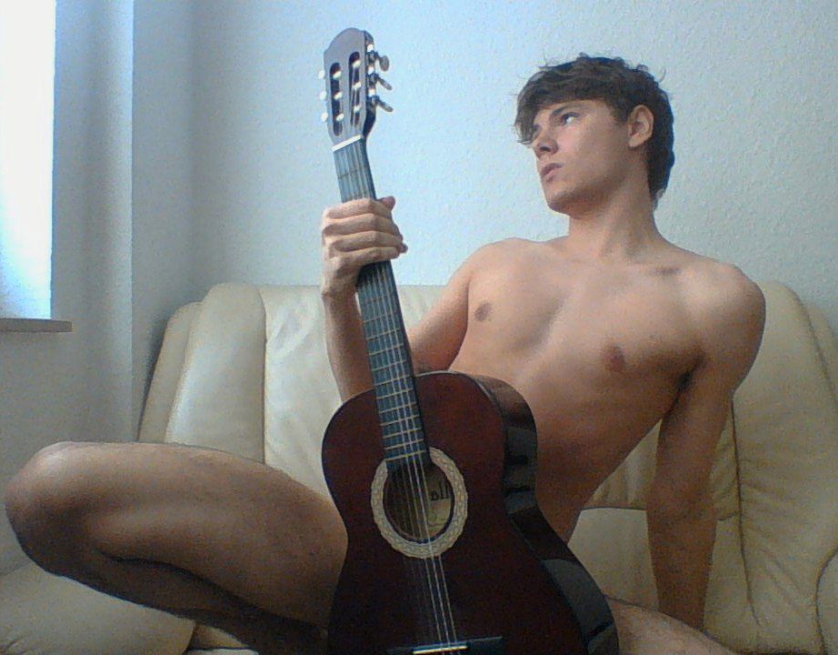 NikoInGen's tweet photo. Same guitar lessons🙇 https://t.co/9gSqikGBn7