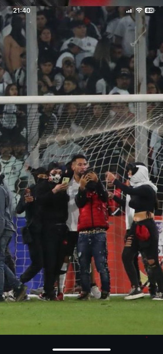 CCprimero1925's tweet photo. "Dejemos la caga por la mu3rte de esas dos personas" 

Pov se sacan fotos con los futbolistas... https://t.co/9LflWaBAHe