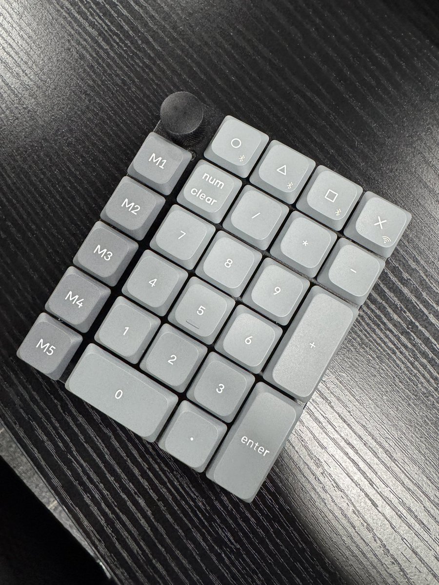 KOPEK_JP's tweet photo. ロープロファイルの方にもテンキーを！
Keychron K0です。左上のノブ、通称くるくる（勝手にそう呼んでます）もついています。もちろんLauncherカスタマイズで何を割り当てるかは自由です。薄型のテンキーでクオリティの高いものを探している方には大変おすすめの一品です。 https://t.co/MzQ1LRnGTC