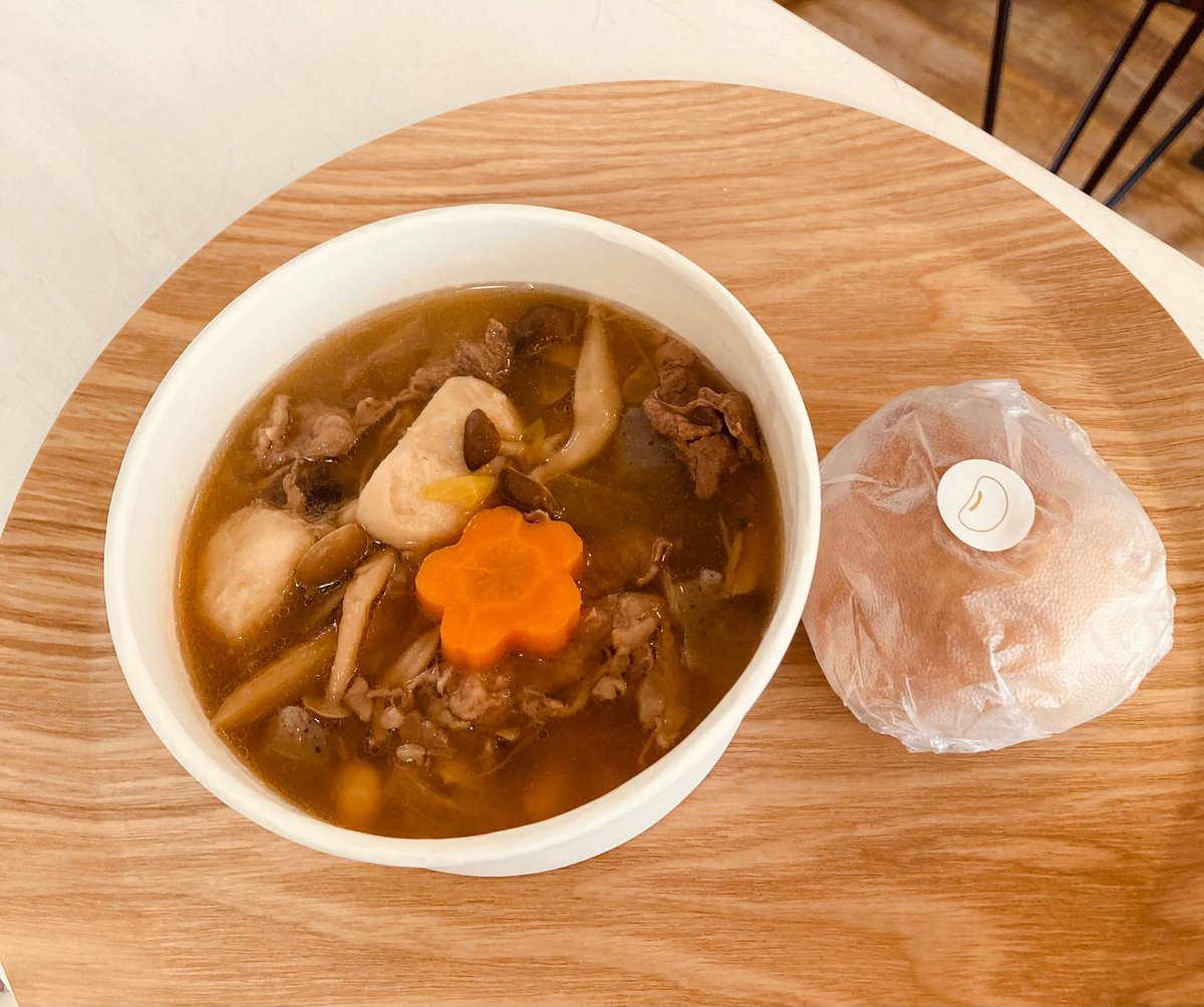 oyatsuen's tweet photo. 本日のスープは山形風芋煮。
前回ご好評いただいたのでまた作っちゃいました☺️
山形のマルジュウさんのお醤油がおいしくて昆布だしだけでいいお味✨
色が地味なのでにんじんの🌸でちょっと春っぽくしてみました☺️
#SoyLabo https://t.co/pOPErpSW1X