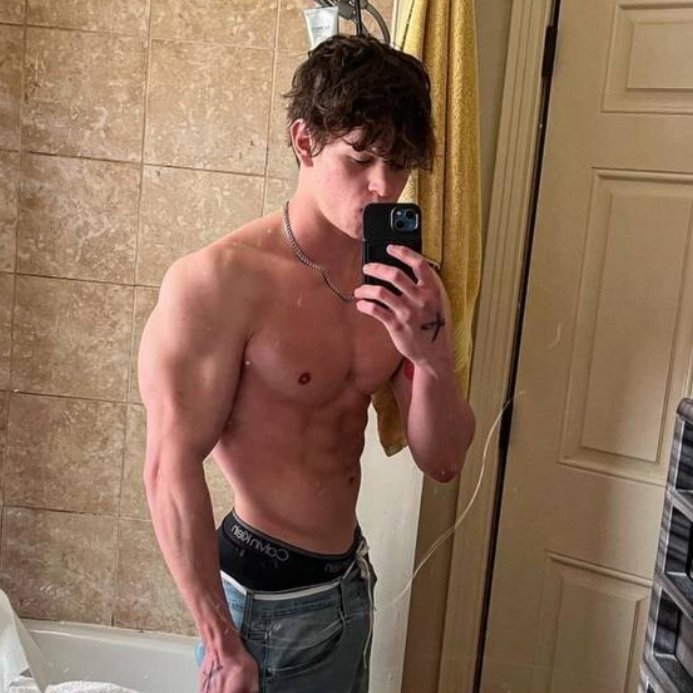 Coop_CCCAMBATO's tweet photo. say hi for a suprise d pic in ur dms 😜 https://t.co/PgU2CIwHT7