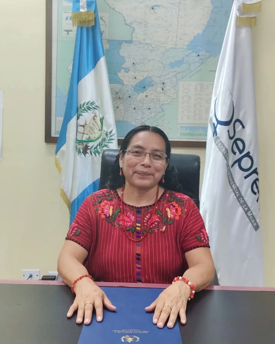 #seprem| 👏🏽👏🏽25 años tuvieron que pasar, para que por primera vez una mujer Maya Mam dirija la Secretaría Presidencial de la Mujer -SEPREM- 👏🏽👏🏽
👉🏽 La Licda. Ana López Sales, en la toma de posesión en su lugar de trabajo.
👉🏽Nos sentimos representadas con este nuevo nombramiento.