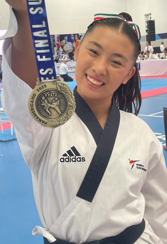 lacanchamd's tweet photo. 🥇🇲🇽 ¡MEDALLISTA PANAMERICANA! 🇲🇽

María José Torres Sánchez se coronó CAMPEONA EN LA FINAL DEL PANAM SERIES SUB 22 en la modalidad freestyle poomsae de taekwondo, ¡con tan solo 15 años de edad!
Un logro histórico al ser la más joven de su categoría, demostrando que la pasión, https://t.co/lqR2hz3pLP