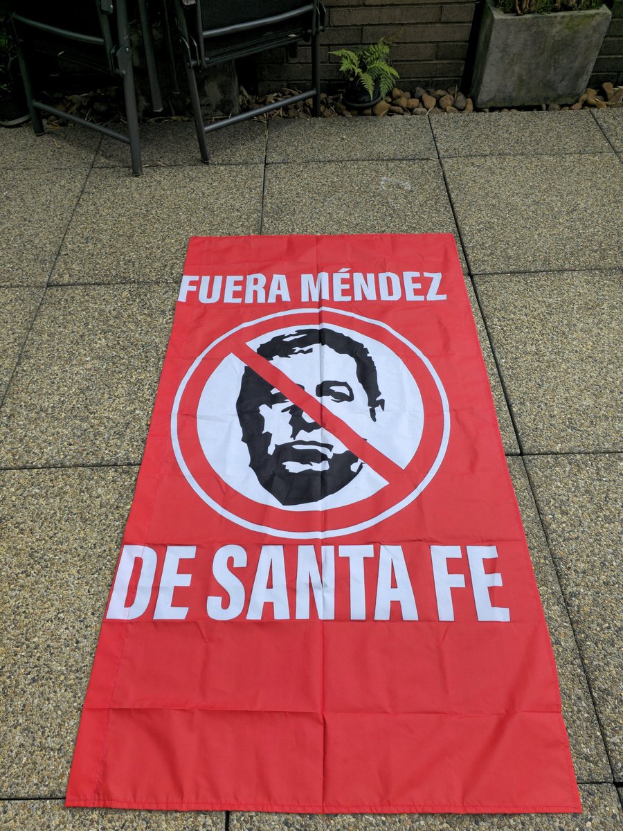 MarquezCaroR's tweet photo. A los que quieran hacer parte: 

@marioandrescc (quien sacó la bandera de Fuera Méndez), me dio la información de dónde mandó a hacerla, precio y tamaño. 

Hay que hacernos sentir en la cancha contra una de las manzanas podridas que hay en el club.

Les dejo la información: https://t.co/RTalnYiGNX
Tamaño: 1.50 x 90 = 60k (con envío)