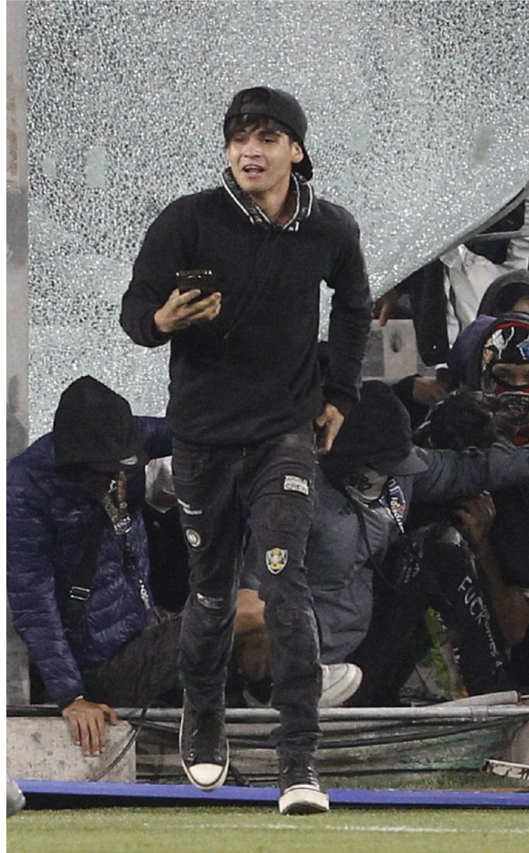 Este imbécil es uno de los delincuentes que rompio el acrilico y entro a la cancha y logro suspender un partido de Copa Libertadores. Sera muy dificil de identificar? <a href="/Carabdechile/">Carabineros de Chile</a> <a href="/PDI_CHILE/">PDI Chile</a> 
#VamosColoColo
Estadio Monumental 
<a href="/CSDColoColo/">@CSDColoColo</a> 
<a href="/ColoColo/">Colo-Colo</a>