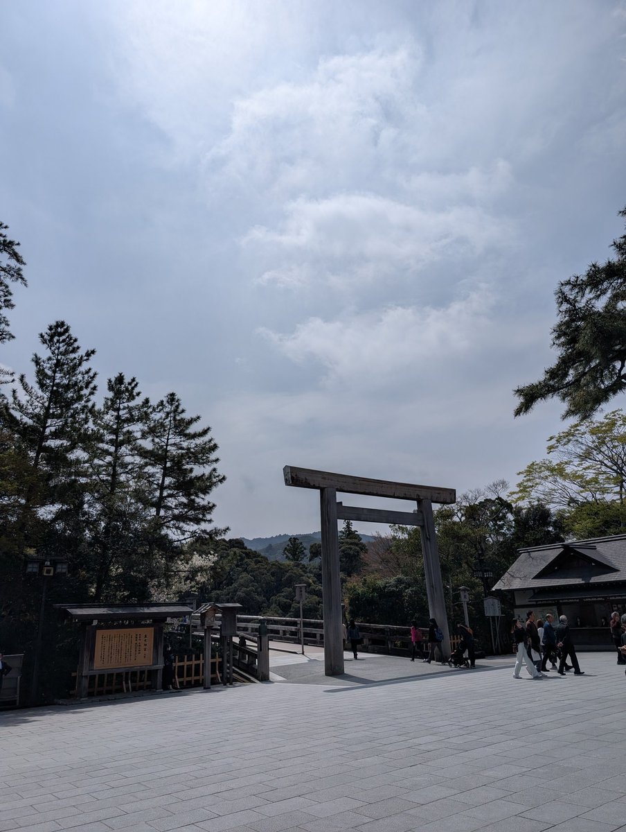 s_inuzuka's tweet photo. 昨日から
町内会の関係で
伊勢参り
あと半日ガンバリます
雨上りの晴れ
チョット蒸し暑い空

#イマソラ https://t.co/Ht7jgAMUc2