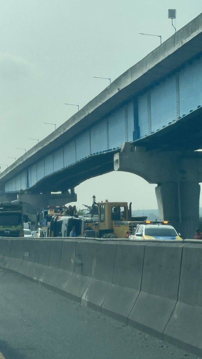 tamaraeka's tweet photo. Kecelakaan KM41 cikampek arah jakarta truck melintang @TMCPoldaMetro @PTJASAMARGA https://t.co/48RT81NnZb