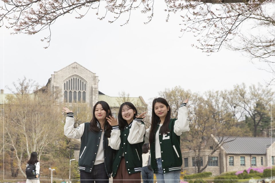 EwhaWomansUniv's tweet photo. 🌸Cherry Blossom Season is Back! Enjoy Ewha Campus with our spring edition lettering and take pictures!

#cherryblossomzone #letteringzone #springcampus #ewhaspring #ewhawomansuniversity #EWHA #UNIV https://t.co/m0S8Q27Cs6