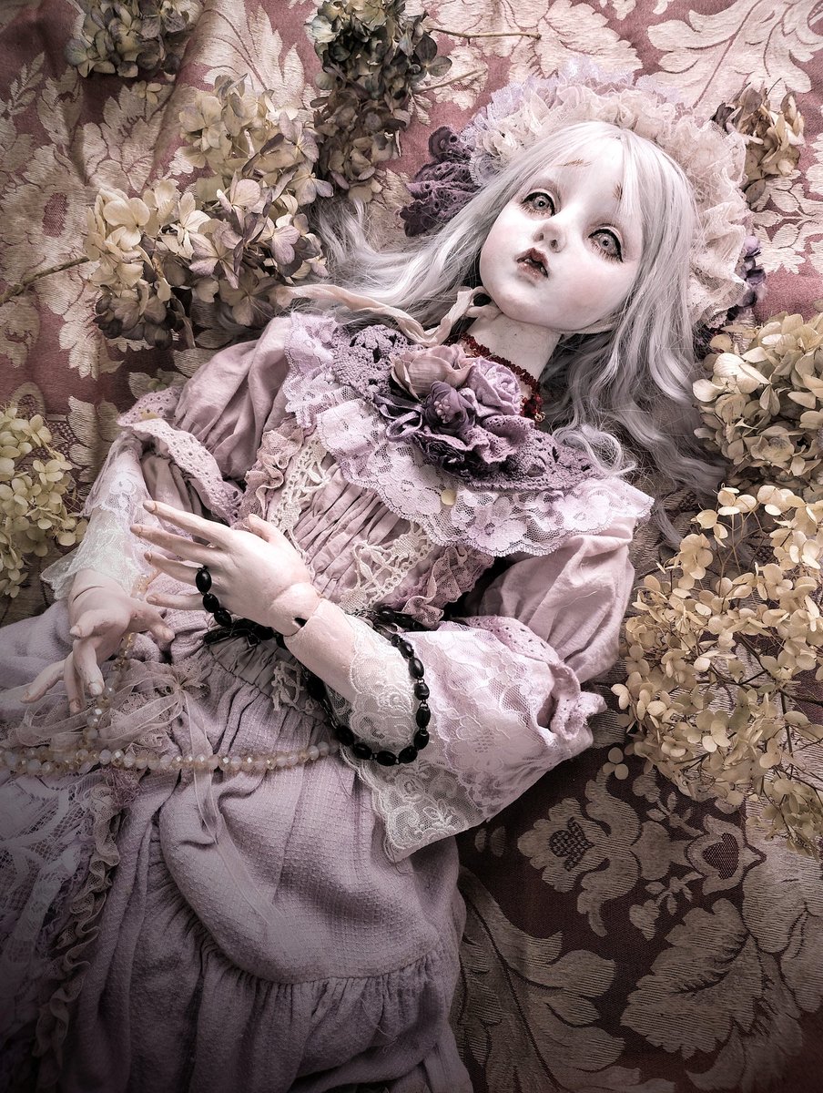 shimizumari's tweet photo. 5月の上海「月下集」のグループ展にはこちらの吸血鬼の人形を出展致します。 https://t.co/gb99CdSEQ2