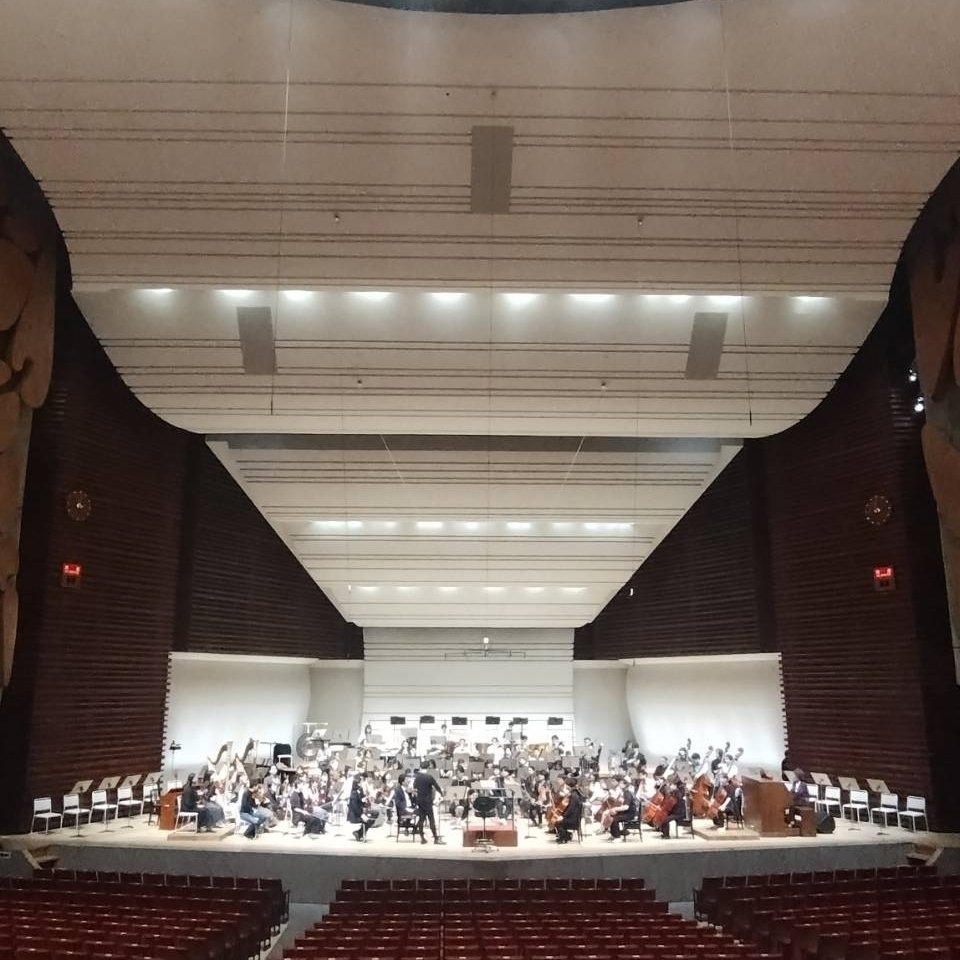 tokyo_harusai's tweet photo. リハーサル便り✉

今夜19時開演＠東京文化会館 大ホール
リッカルド・ムーティ指揮
東京春祭オーケストラ
最終リハーサル進行中！
（写真は音合わせ中のハルサイオケ）

マエストロの真骨頂
オール・イタリア・プログラム
ご堪能ください！

🎫当日券も販売！
https://t.co/6LMu3yWfmA

#東京春音楽祭 #東京春祭 #行こうハルサイ