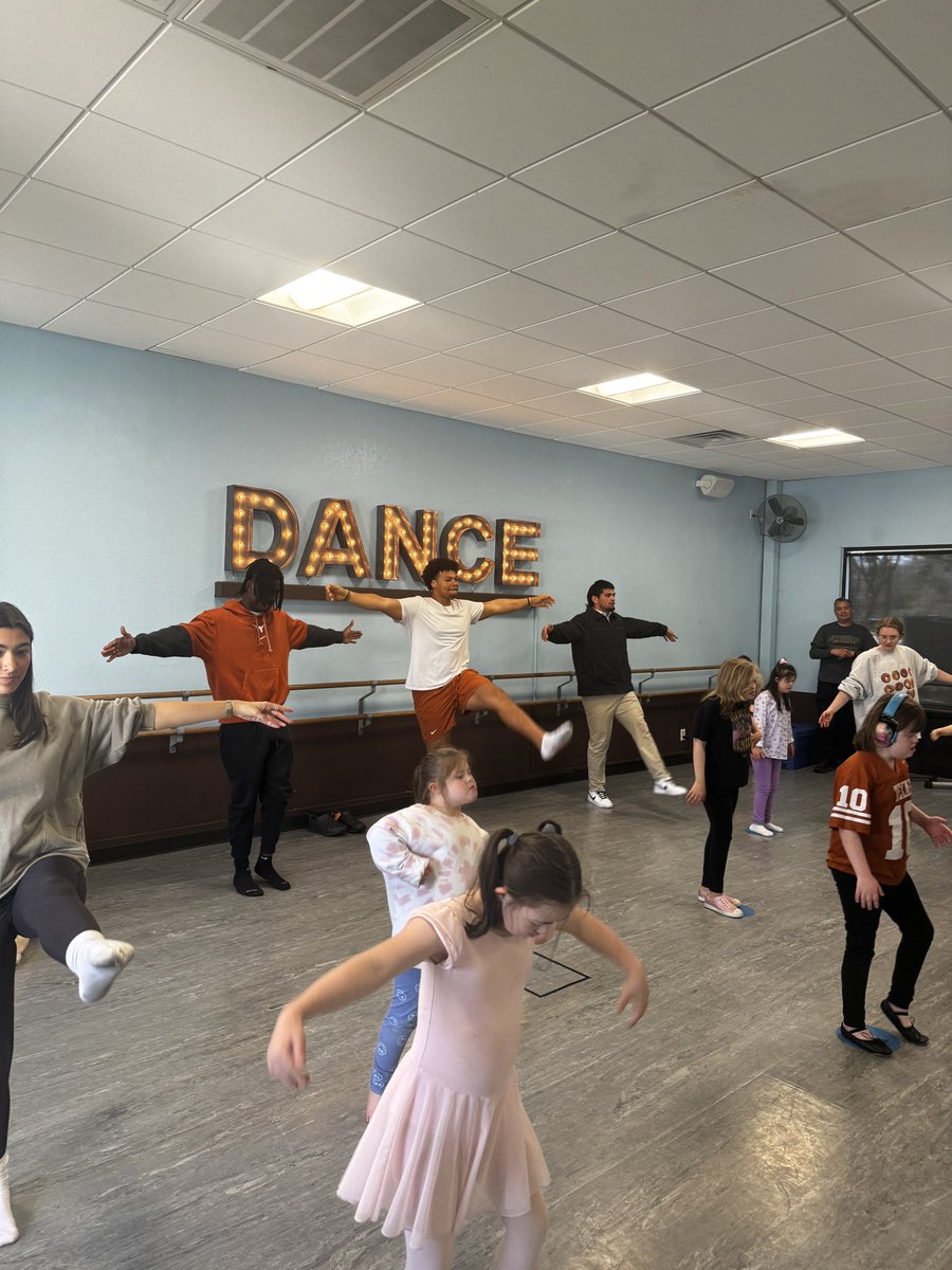 Me and my teammates had a great time dancing with our new friends at <a href="/DSACT/">DSACT</a>! If you would like to experience this opportunity, please volunteer with the program using the link below. 🤘 @texasonefund  bit.ly/3A1KTkh