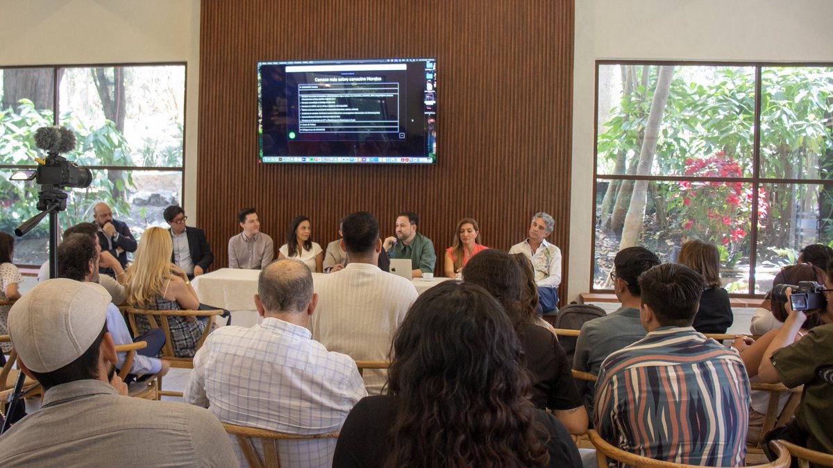 Mauricio Durán, Presidente de <a href="/CANACINE/">CANACINE</a>, tomó protesta este jueves a <a href="/esparzacarvajal/">José Antonio Esparza</a> , como nuevo Delegado de CANACINE en Morelos. 

"Esto marca un antes y un después de la Cinematografía en Morelos". Asistieron empresarios y autoridades del Gobierno Federal y Estatal.