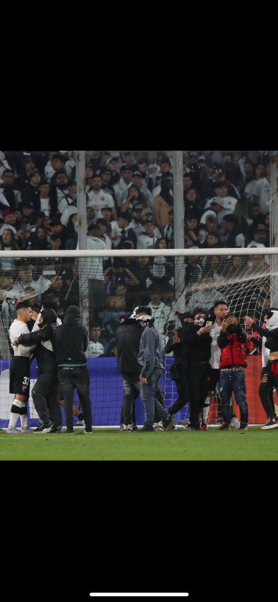 cPazMR's tweet photo. Dicen que entraron a protestar por los dos fallecidos, pero creo que esos anti futbol solo son delincuentes, entraron a sacarse fotos 🫠 https://t.co/MHGCrfLDAL