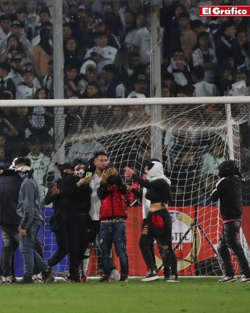 anunezroco's tweet photo. Menos mal que “las protestas” de los delincuentes que van al estadio era por lo ocurrido afuera del estadio….a sacarse fotos po wn, no entienden nada, no les importa Colo Colo, es el momento de aplicar verdadero derecho de admisión #VamosColoColoCTM https://t.co/0aEalQeiIc
