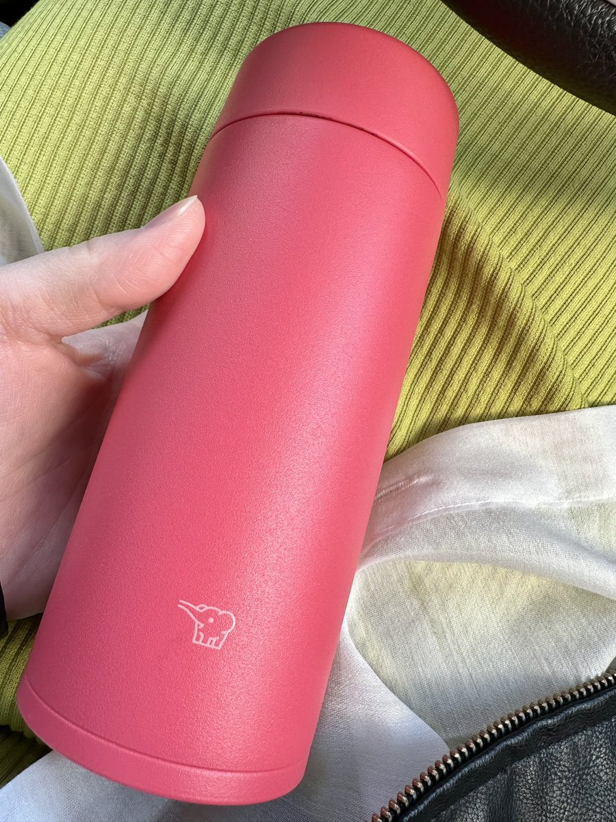 11ujime's tweet photo. お休みの日用の水筒届いたー！！！仕事用も象印だけどこの新色のポピーレッドが可愛すぎる！！ https://t.co/OKtuwgHPbc