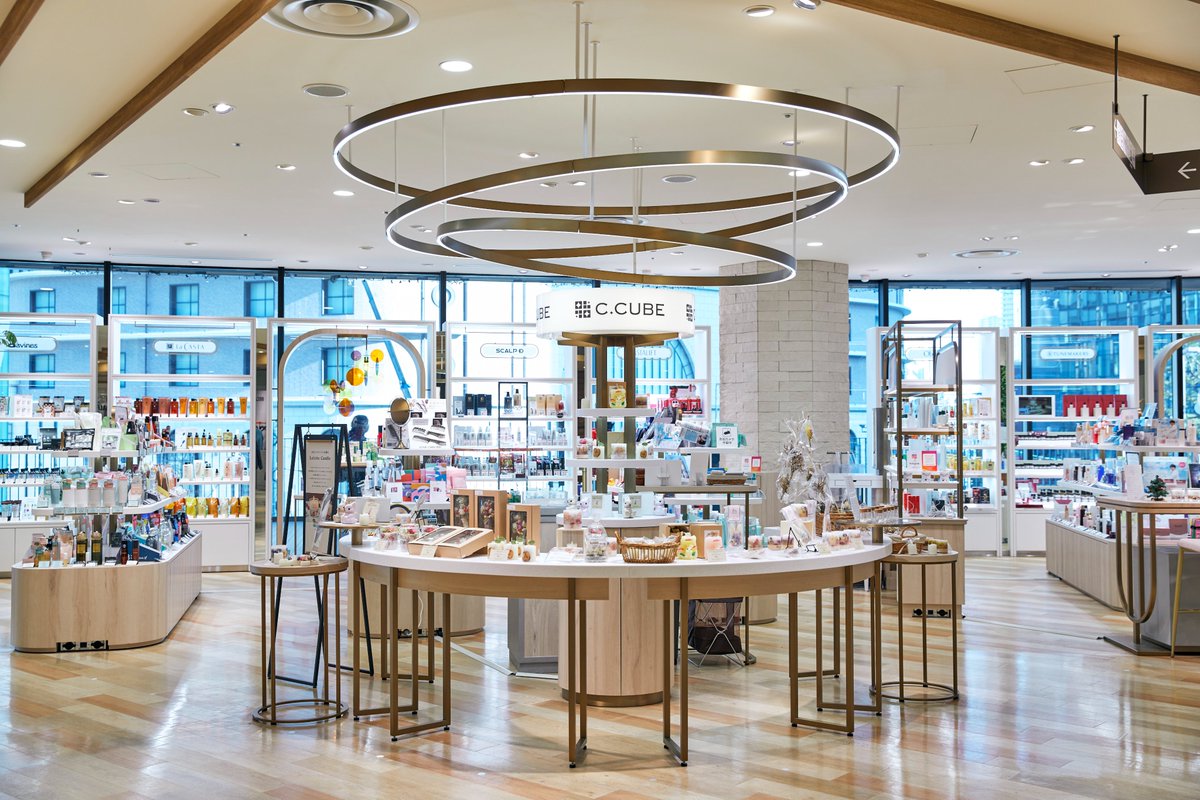 DNee_store's tweet photo. ／
📣阪神梅田本店 2階C.CUBE様
＼

▶3650アイライナー新色発売（定番色）⭐️
　新色「チョコブラウン」
　新色「ベージュブラウン」
待望のブラウン系から2色登場！！

▶パッケージが一新💠

▶メディア「shabon」とのコラボ👏

是非店頭で3650の使い心地を試してみてね～😆

#阪神百貨店 #C_CUBE #大阪 #梅田 #3650_store #3650アイライナー #3650マスカラ #shabon #新発売 #チョコブラウン #ベージュブラウン