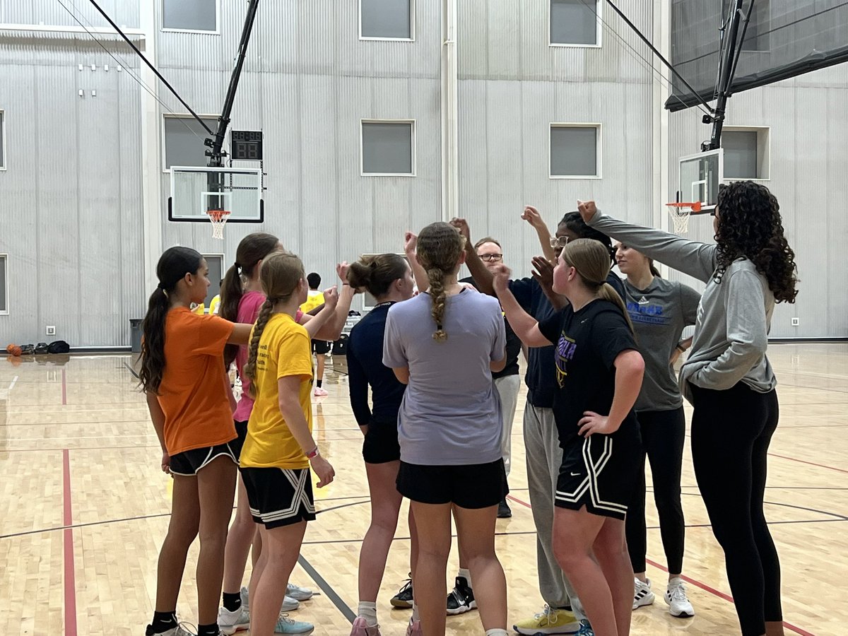 cjmorrow8's tweet photo. It was a great night of practice for the @iaphenombball girls tonight. We would like to thank @DrakeWBB players @HawthorneAva &amp; @graytaedyn for coming to speak to the girl’s, and running practice. The girls learned so much from them. As a coach I even learned some things. https://t.co/tOIVnZVsbI