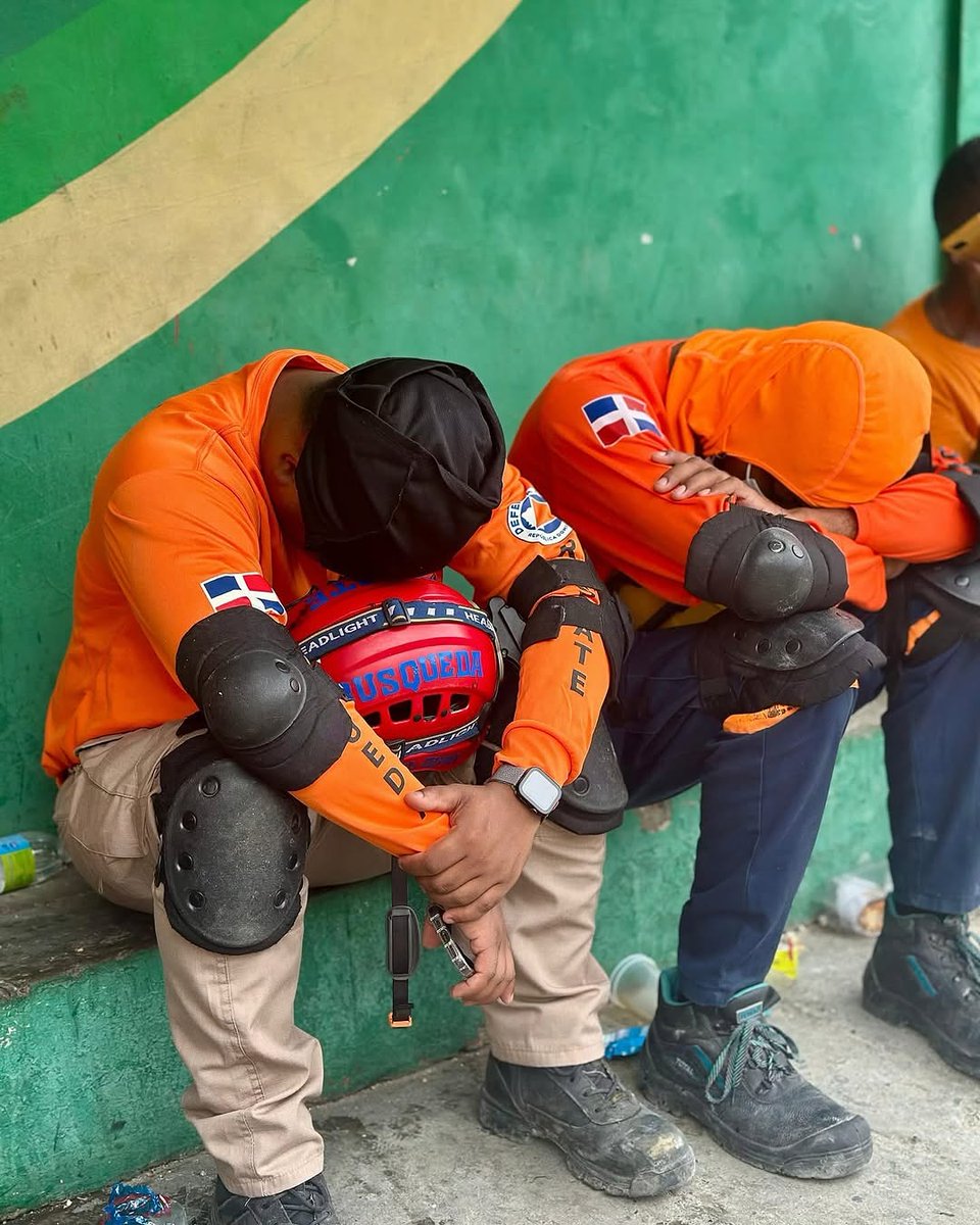 hgomez27's tweet photo. Sad, tired, with the weight of pain on their faces, but with strong hearts and always ready to serve. This is how our brave Dominican Civil Defense personnel look after almost three uninterrupted days of rescue work following the Jet Set tragedy. 

Every look reflects dedication, every gesture tells stories of effort, hope, and humanity. To you, heroes dressed in orange, infinite thanks for not giving up, for sustaining hope in the midst of chaos, and for supporting each family in their most difficult moment.

Today, more than ever, the nation honors you.