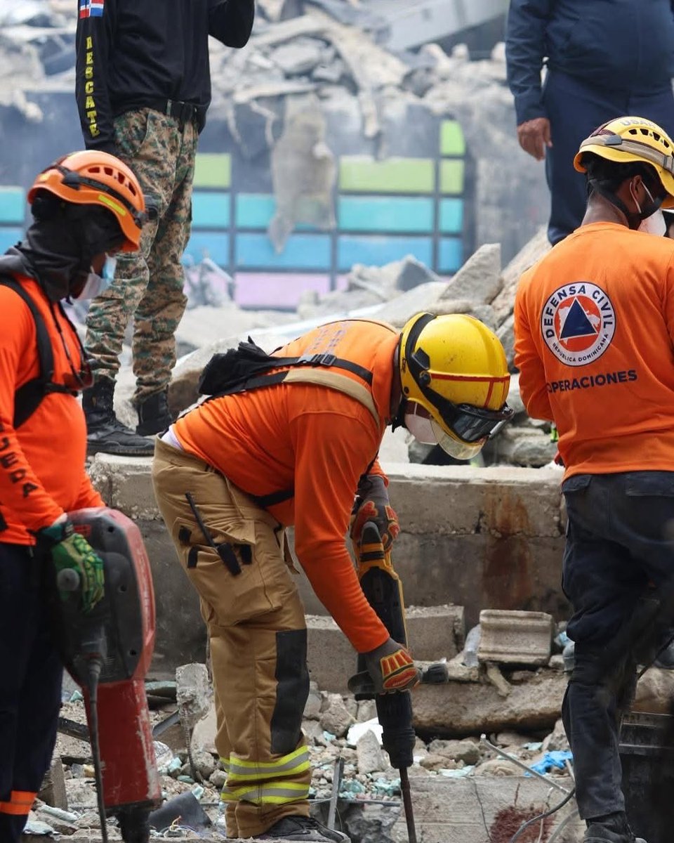 hgomez27's tweet photo. Sad, tired, with the weight of pain on their faces, but with strong hearts and always ready to serve. This is how our brave Dominican Civil Defense personnel look after almost three uninterrupted days of rescue work following the Jet Set tragedy. 

Every look reflects dedication, every gesture tells stories of effort, hope, and humanity. To you, heroes dressed in orange, infinite thanks for not giving up, for sustaining hope in the midst of chaos, and for supporting each family in their most difficult moment.

Today, more than ever, the nation honors you.