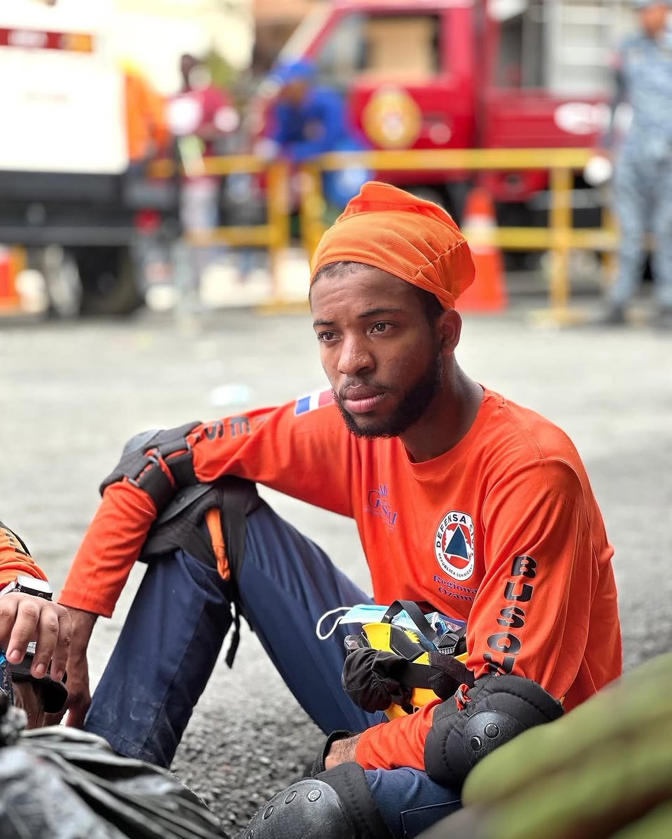 hgomez27's tweet photo. Sad, tired, with the weight of pain on their faces, but with strong hearts and always ready to serve. This is how our brave Dominican Civil Defense personnel look after almost three uninterrupted days of rescue work following the Jet Set tragedy. 

Every look reflects dedication, every gesture tells stories of effort, hope, and humanity. To you, heroes dressed in orange, infinite thanks for not giving up, for sustaining hope in the midst of chaos, and for supporting each family in their most difficult moment.

Today, more than ever, the nation honors you.