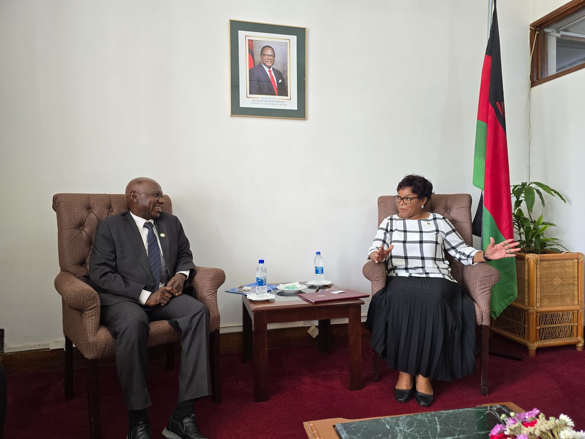 FAOMalawi's tweet photo. "We have to start feeding ourselves. Things start to happen when people are fed" -Hon. @nancygtembo , Minister of Foreign Affairs, during a courtesy call by
@FAOMalawi ' s Representative a.i, @BabaganaAhmadu  

@ForeignMalawi 
@FAO 
@faosfsafrica https://t.co/7PVe21Rohy