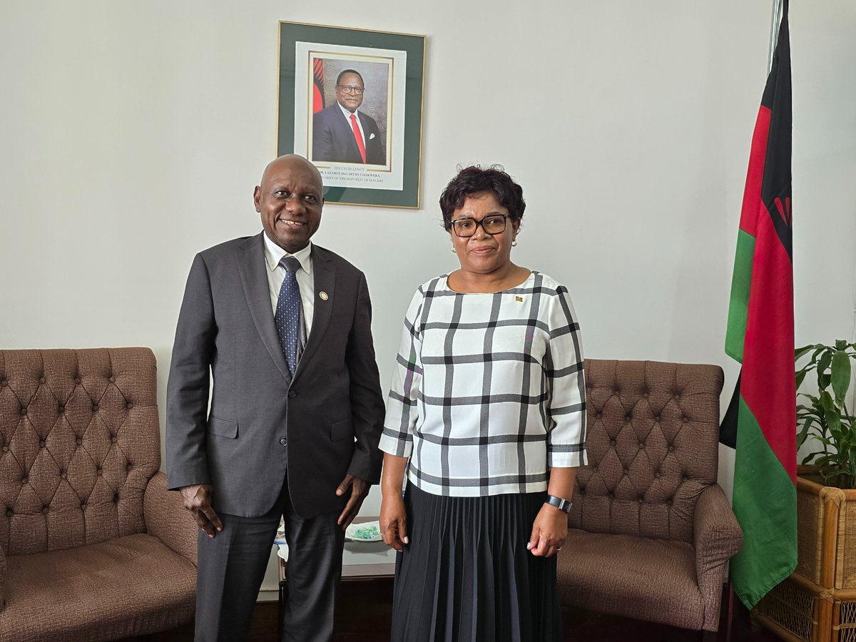 FAOMalawi's tweet photo. "We have to start feeding ourselves. Things start to happen when people are fed" -Hon. @nancygtembo , Minister of Foreign Affairs, during a courtesy call by
@FAOMalawi ' s Representative a.i, @BabaganaAhmadu  

@ForeignMalawi 
@FAO 
@faosfsafrica https://t.co/7PVe21Rohy