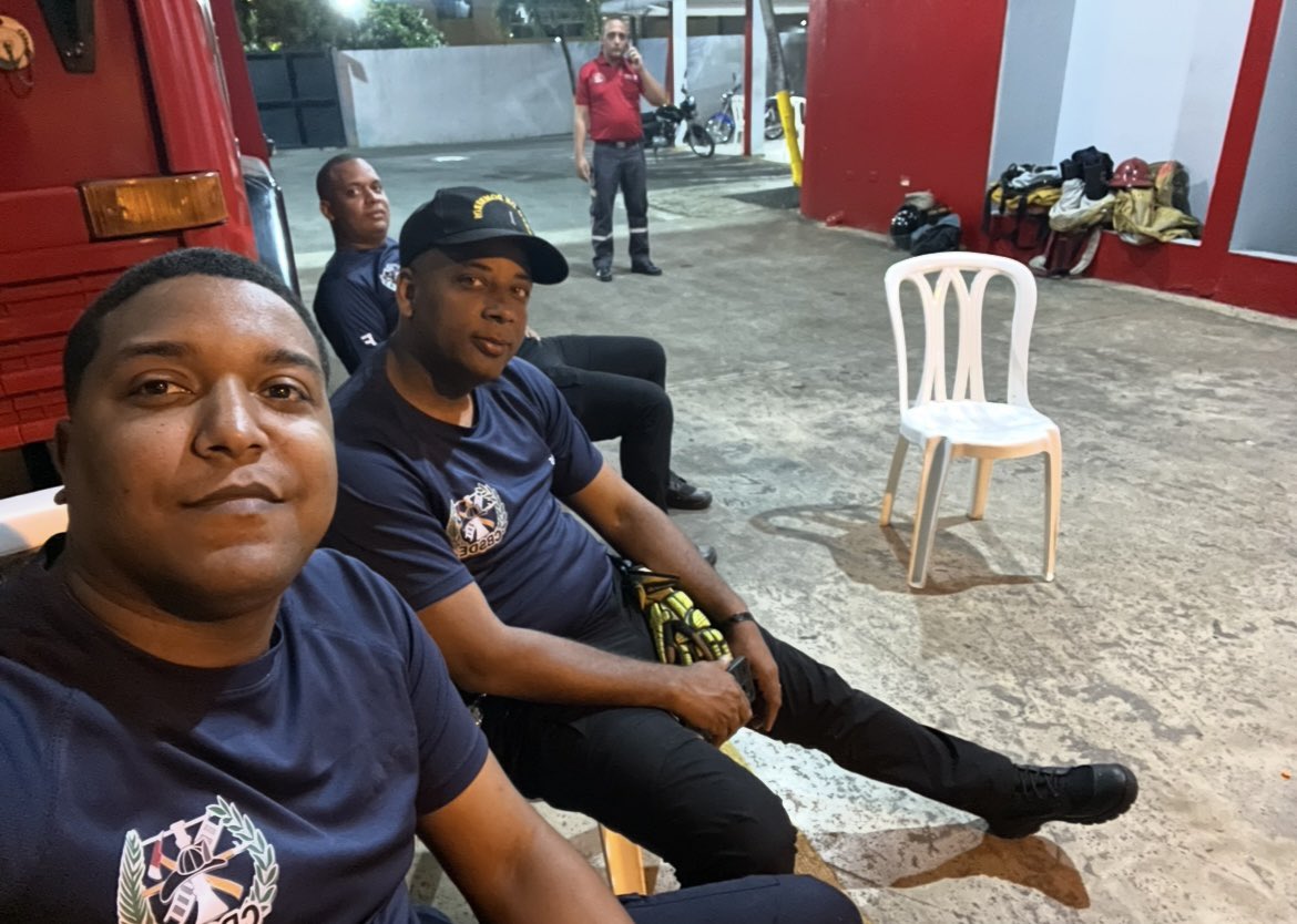 anthonijavier09's tweet photo. Si me preguntaran por qué elegí ser bombero, respondería una y mil veces: por amor al prójimo. 

Porque no se trata solo de apagar fuegos, sino de encender esperanza donde hay miedo, y dar la vida, si es necesario, por quienes ni siquiera conocemos.
 #JetSet #Bombero #SDE https://t.co/LZl1axrgAG