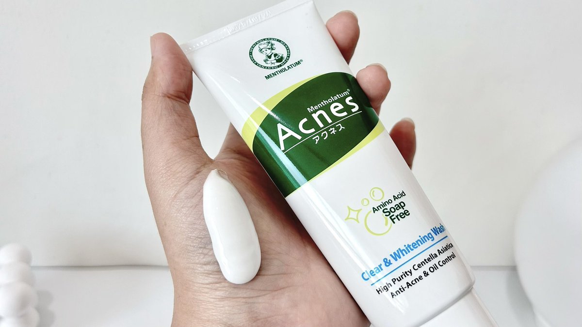 อีกหนึ่งโฟมล้างหน้าที่ถูกและดียกให้ Mentholatum Acnes สูตรนี้เลย เอาจริงๆฉันซื้อเพราะแม้กณฐ 5555 เขินเขาจับแก้มกัน อยากซัพพอร์ต แต่พอได้ลองจริงๆคือชอบเลย ช่วยทั้งลดสิว ลดรอย ผิวชุ่มชื้น หลังล้างหน้าผิวไม่แห้งตึงด้วย และตัวนี้เค้ายังช่วยปลอบประโลมผิวได้ดีอีก เพราะเป็นเวชสำอางธรรมชาติ 

#เมนโทลาทั่มแอคเน่ส์ #โฟมลดสิว #SkinRoutine