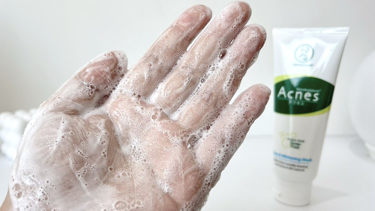 อีกหนึ่งโฟมล้างหน้าที่ถูกและดียกให้ Mentholatum Acnes สูตรนี้เลย เอาจริงๆฉันซื้อเพราะแม้กณฐ 5555 เขินเขาจับแก้มกัน อยากซัพพอร์ต แต่พอได้ลองจริงๆคือชอบเลย ช่วยทั้งลดสิว ลดรอย ผิวชุ่มชื้น หลังล้างหน้าผิวไม่แห้งตึงด้วย และตัวนี้เค้ายังช่วยปลอบประโลมผิวได้ดีอีก เพราะเป็นเวชสำอางธรรมชาติ 

#เมนโทลาทั่มแอคเน่ส์ #โฟมลดสิว #SkinRoutine