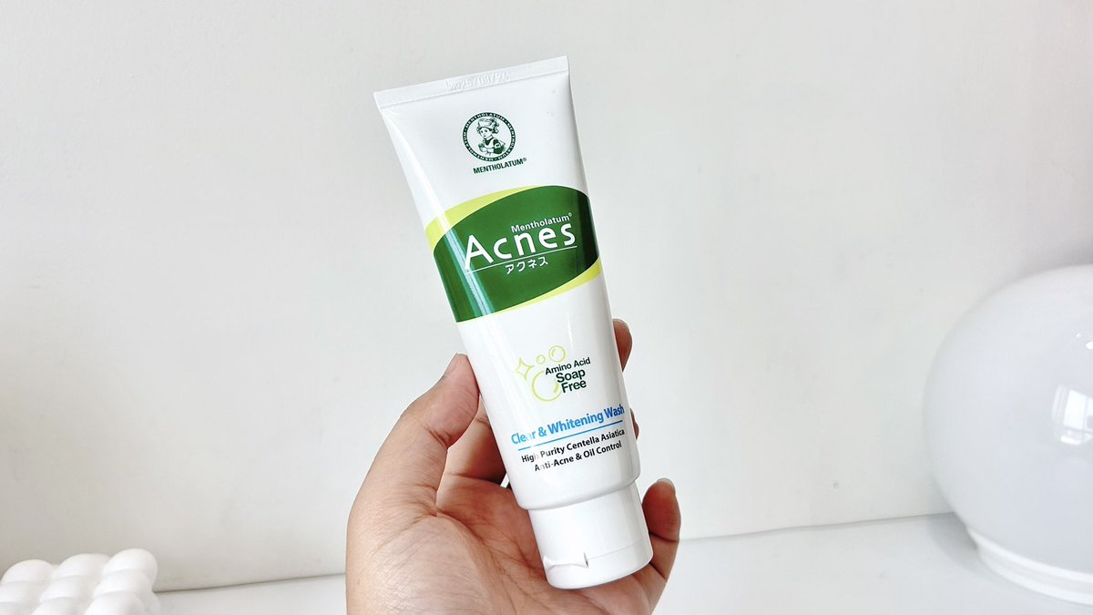 อีกหนึ่งโฟมล้างหน้าที่ถูกและดียกให้ Mentholatum Acnes สูตรนี้เลย เอาจริงๆฉันซื้อเพราะแม้กณฐ 5555 เขินเขาจับแก้มกัน อยากซัพพอร์ต แต่พอได้ลองจริงๆคือชอบเลย ช่วยทั้งลดสิว ลดรอย ผิวชุ่มชื้น หลังล้างหน้าผิวไม่แห้งตึงด้วย และตัวนี้เค้ายังช่วยปลอบประโลมผิวได้ดีอีก เพราะเป็นเวชสำอางธรรมชาติ 

#เมนโทลาทั่มแอคเน่ส์ #โฟมลดสิว #SkinRoutine