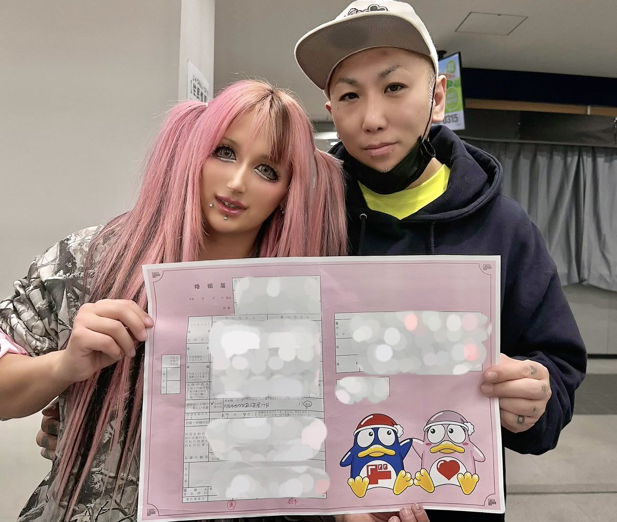 KONA_neruneru's tweet photo. お義父さんの体があるうちに報告したいと言われたので、入籍しました。お義父さんやっとほんまの娘になれたね。父が二人いて凄く幸せです。四十九日までに一緒にドンキ行きましょね。案内す���から。 https://t.co/f11l6wsl6K