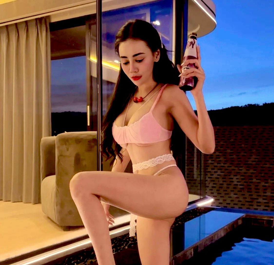 semua hal tentangku pasti banyak yg kontra, tapi banyak juga yg pro ke aku 🤷🏻‍♀️🤷🏻‍♀️ aku selalu say thanks ke semuanya yg tetap pro ke aku ditengah banyak hujatan tentang aku ❤️❤️ #sherlysexy #sherlypelayansex #sherlymenggairahkan #sherlyhypersex #wanitapenggoda #wanitapenghibur
