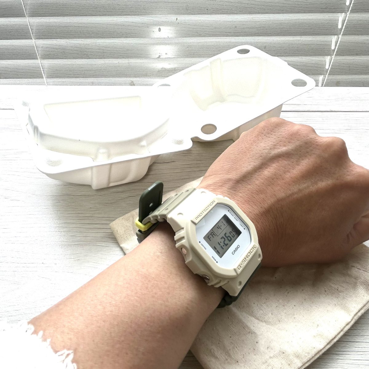 yamanohijp's tweet photo. いま生まれました!
#MYGSHOCK でカスタマしたカーキのスーツに合わせるG-SHOCK。
ホントは昨年の自分の誕プレのつもりでしたが #CASHIO さんのオンラインストアがいろいろとあり(^^;;
販売再開したので再オーダー、月曜からの新学期に間に合ったd(^_^o)
イエローがアクセント!
#ヤマのデザイン論 https://t.co/jswELpCyCQ