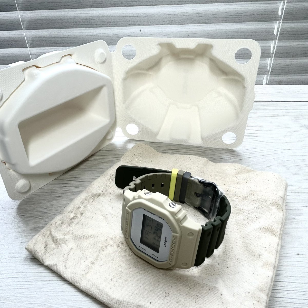 yamanohijp's tweet photo. いま生まれました!
#MYGSHOCK でカスタマしたカーキのスーツに合わせるG-SHOCK。
ホントは昨年の自分の誕プレのつもりでしたが #CASHIO さんのオンラインストアがいろいろとあり(^^;;
販売再開したので再オーダー、月曜からの新学期に間に合ったd(^_^o)
イエローがアクセント!
#ヤマのデザイン論 https://t.co/jswELpCyCQ