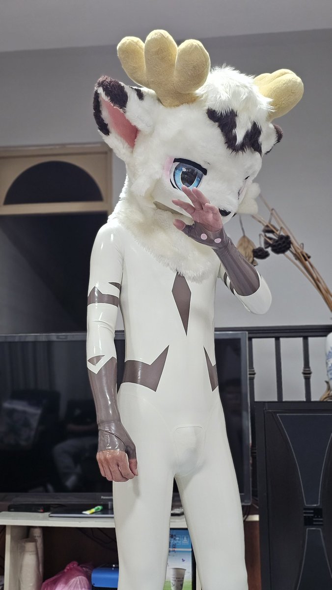 闪光皮肤🦌（可惜手套没到不是完全体）