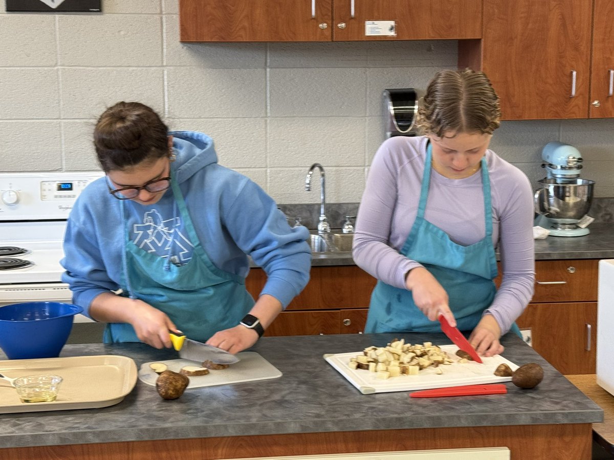 BizMathGuy's tweet image. Business Math 8 - got sharp this week — literally! In the American Fries Lab, we mastered proper knife handling while dicing up one of breakfast’s best sides. Safety, skills, and sizzling success all in one! @ByronMSBears @ByronBears #BizMathGuy