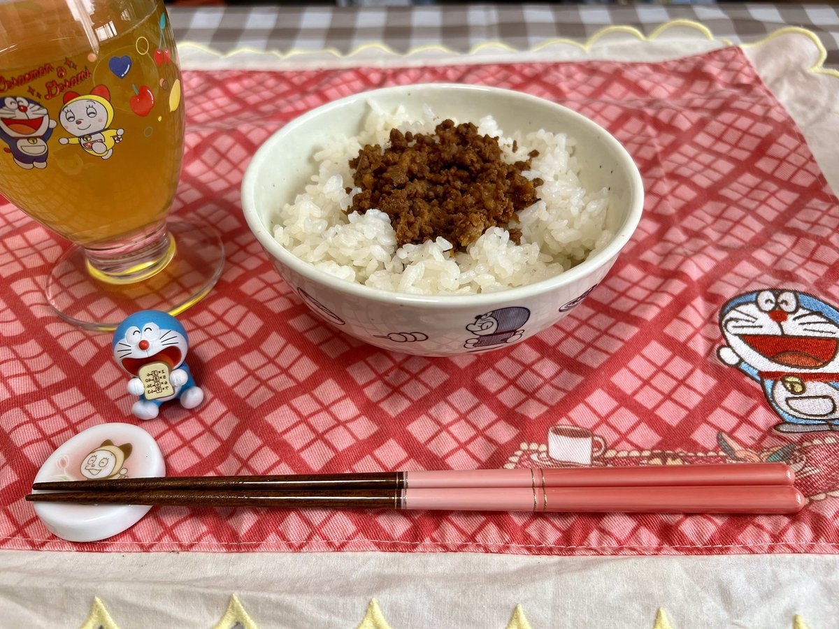 2525dora1's tweet photo. やっぱり残るものが嬉しいので「こどもつくだに缶」を購入！

カレー味の一膳ふりかけ、たしかにほんのりカレー風味で全然辛くない！🍛
個人的には、イラストのタッチが好み🫶

まぜごはんも楽しみ😋

#ドラえもん  #浅草今半130th https://t.co/eZ4n33MssL